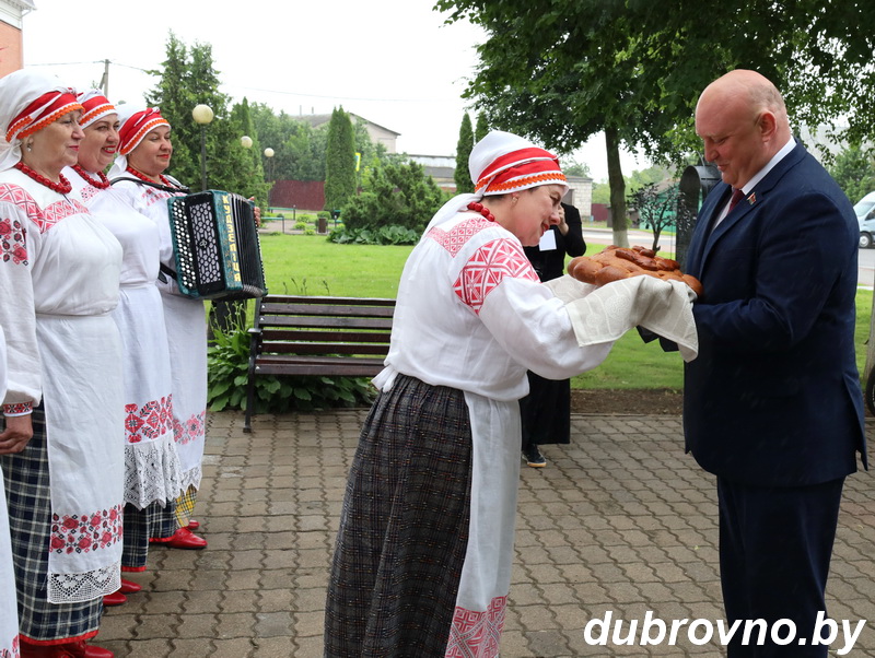 Фотофакт: Председатель Витебского областного Совета депутатов принял участи в открытии конкурса «Голосистый соловей»