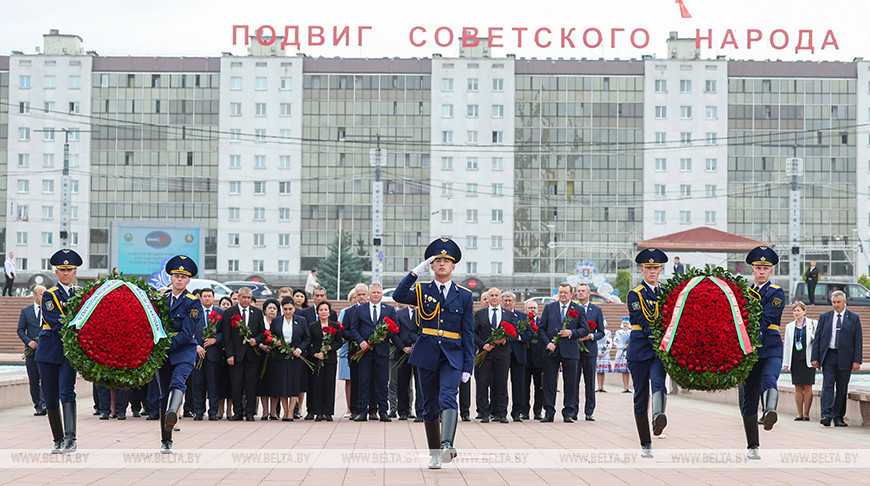 Парламентарыі Беларусі і Узбекістана ўсклалі кветкі на плошчы Перамогі ў Віцебску
