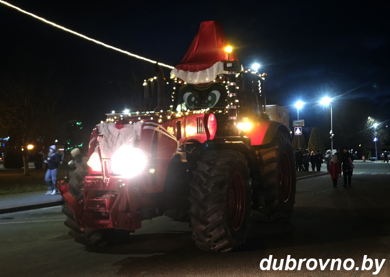 Фотофакт: шествие Дедов Морозов и Снегурочек, парад новогодней техники — дали старт праздничным мероприятиям на Дубровенщине