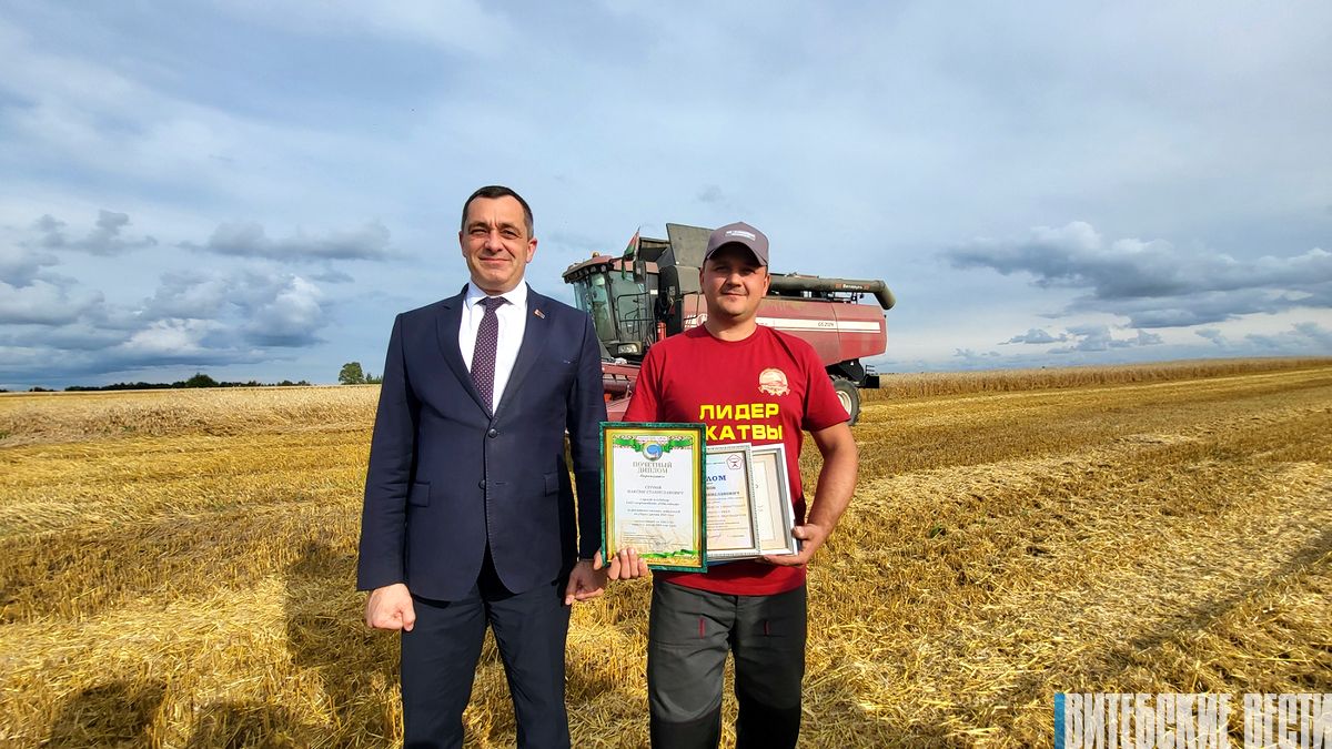 Александр Субботин поздравил первого комбайнера-«трехтысячника» Витебской области