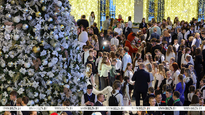 Лукашенко: страна всегда сильна традициями, одна из них в Беларуси - новогодние поздравления детей