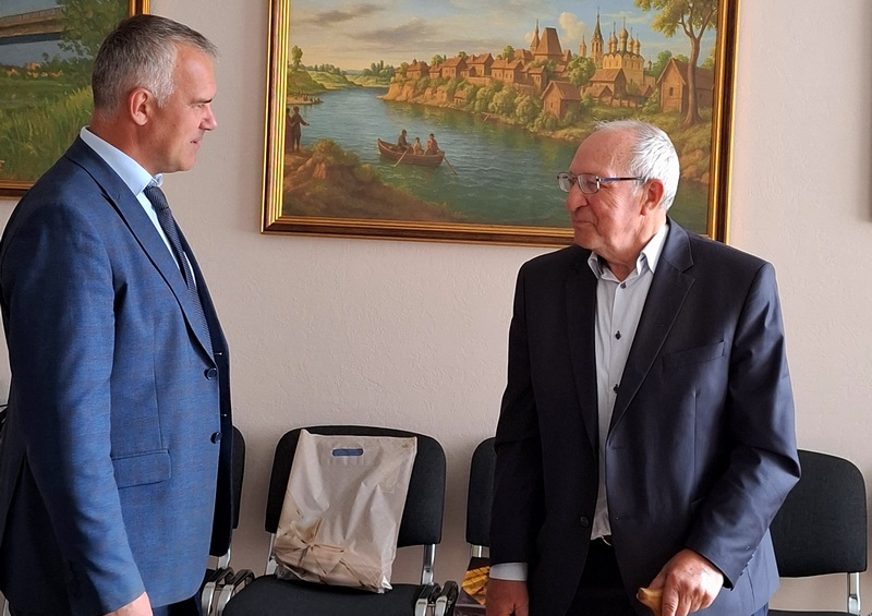 Старейшего руководителя Дубровенского района поздравляют с Днем рождения