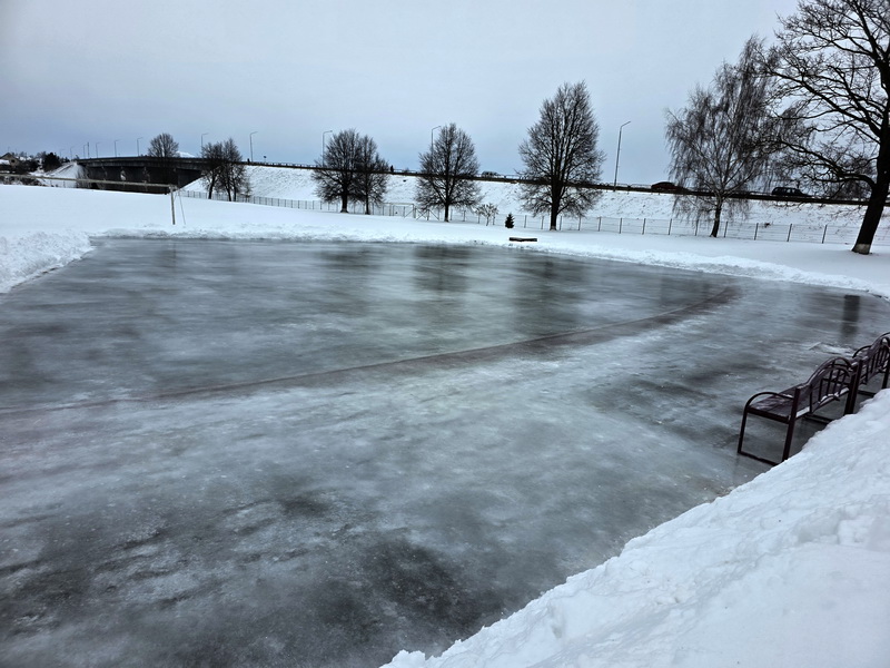 В Дубровно заработал каток