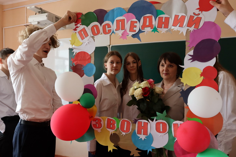 В Дубровно, как и во всей Беларуси, впервые прошел районный праздник для всех одиннадцатиклассников