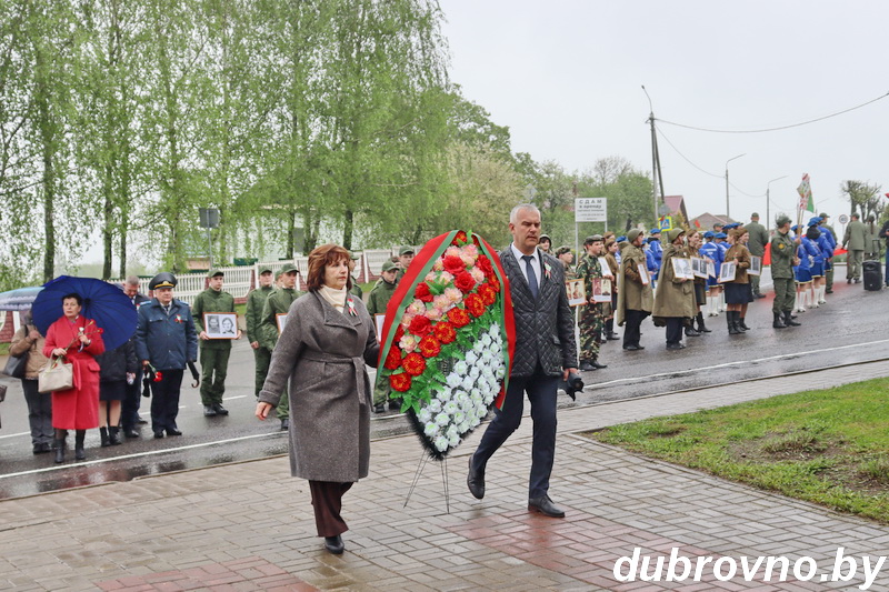 Традиционно дубровенцы возлагают цветы и венки к памятникам воинам-освободителям
