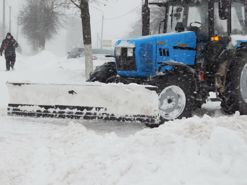 Дорожные службы Дубровенского района нон-стоп наводят порядок на дорогах