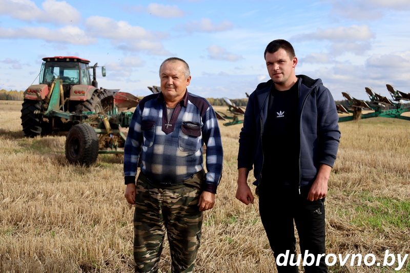 На полях СХФ им. Ю.Смирнова ведутся осенние полевые работы