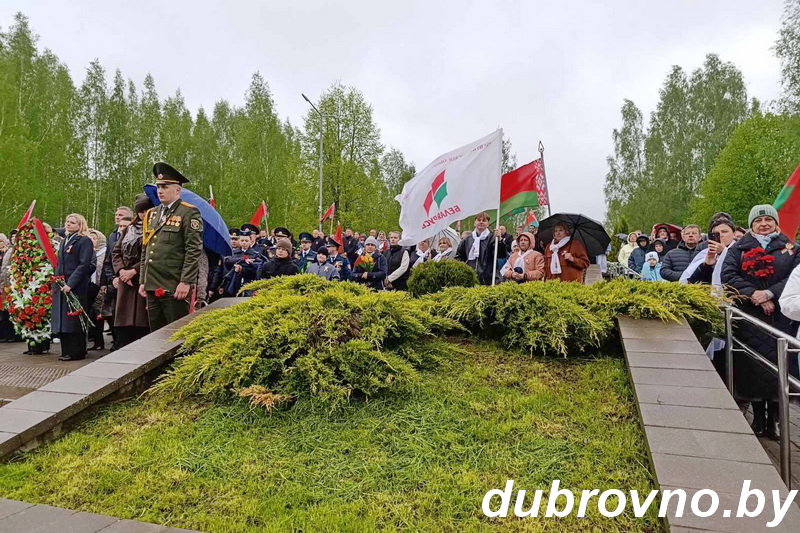 Сотни людей пришли на мемориальный комплекс «Рыленки» поклониться подвигу народа