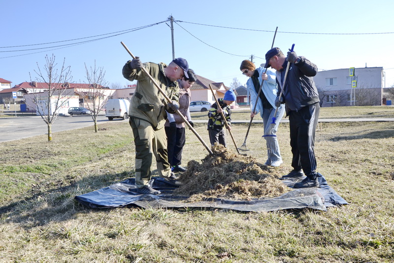 Обрезка и побелка деревьев, ремонт оборудования — этим заняты на субботнике работники Дубровенского района газоснабжения и ЖКХ (фото)