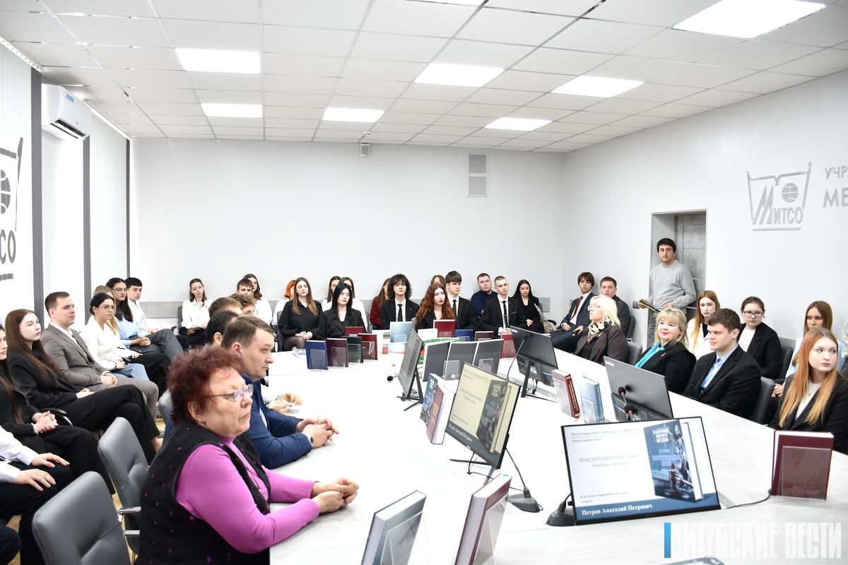 В Витебске состоялась диалоговая площадка, приуроченная к Дню Конституции Республики Беларусь