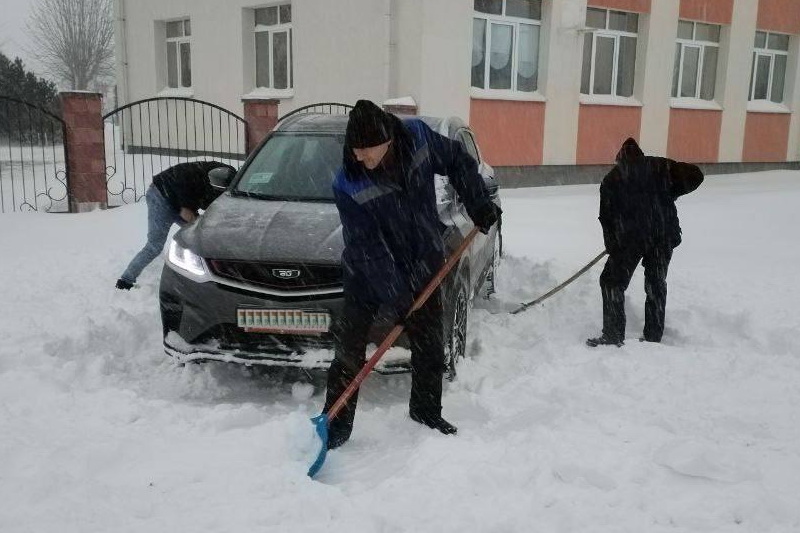 Лопатой по циклону: дубровенцы борются с сугробами