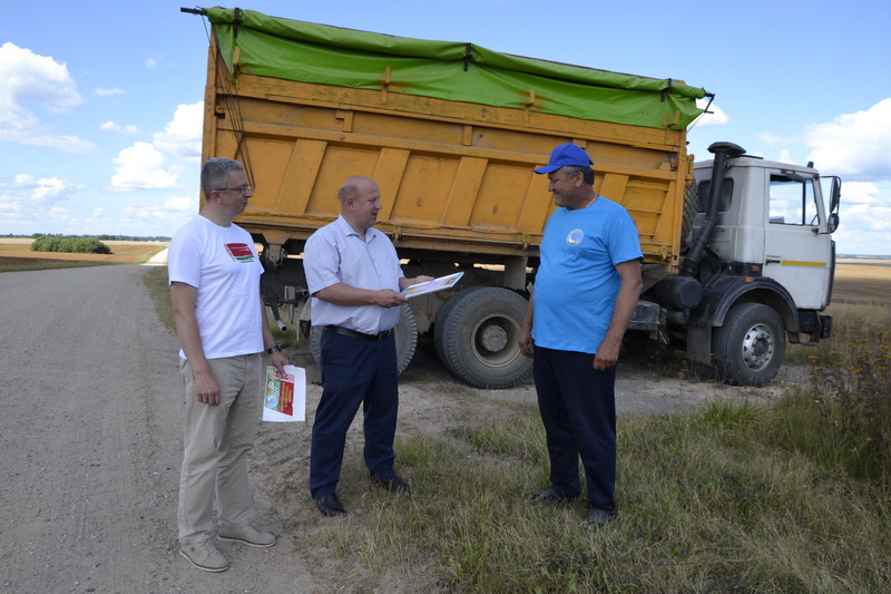 Кто лидирует среди водителей на жатве в Дубровенском районе? Узнаем