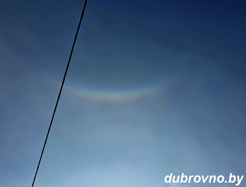 Фотофакт: В небе над Дубровно появилась радужная улыбка