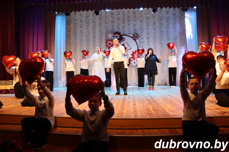 В День матери в Дубровенском районном Доме культуры состоялся праздничный концерт «Ты для меня, как в небе звезда»
