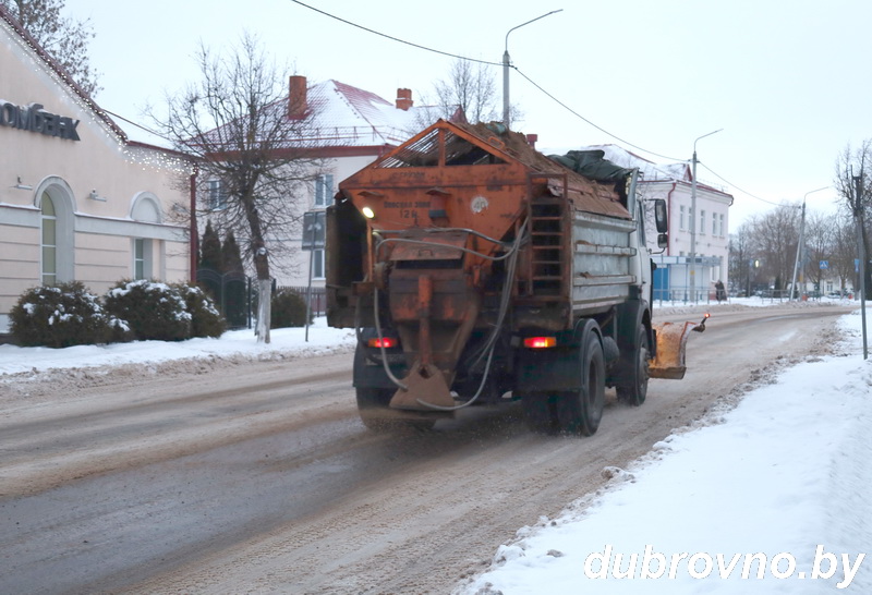 Фотофакт: В Дубровно люди и техника заняты на расчистке снега