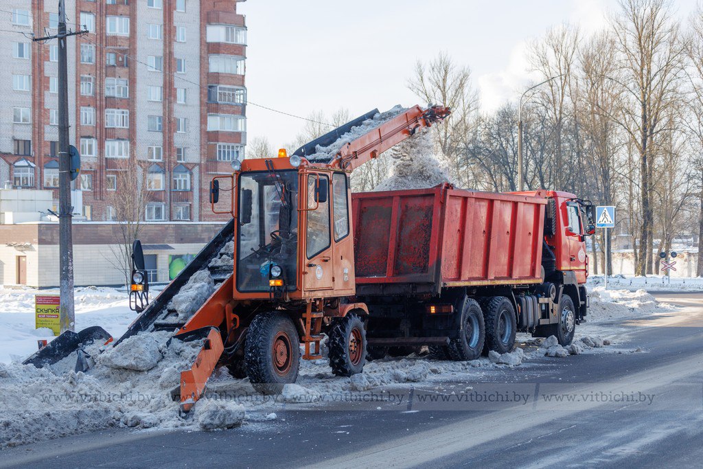 Расчистка улиц и вывоз снега: коммунальщики ускоряют приход весны в Витебск