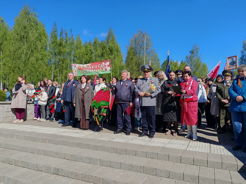 Сотни людей пришли на мемориальный комплекс «Рыленки» поклониться подвигу народа