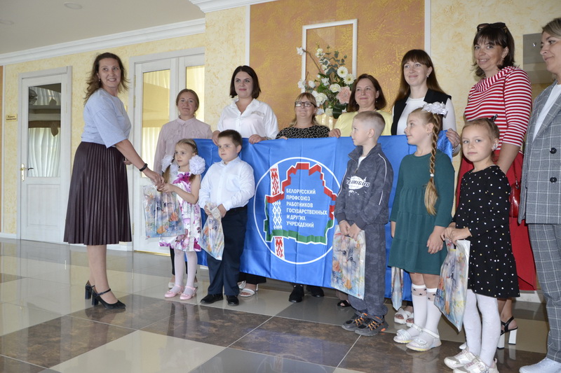 Какая еще профсоюзная организация Дубровенщины подарила первоклассникам подарки,узнаем