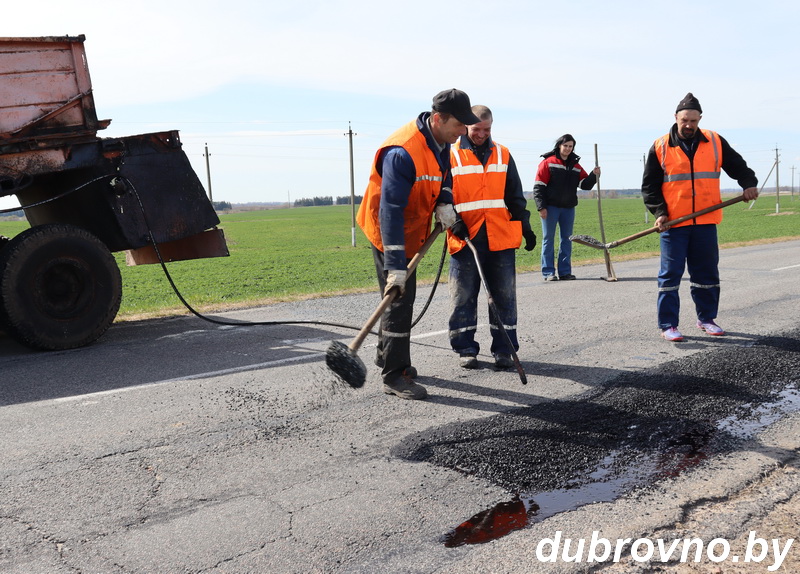 На Дубровенщине ямочный ведется ремонт автодорог