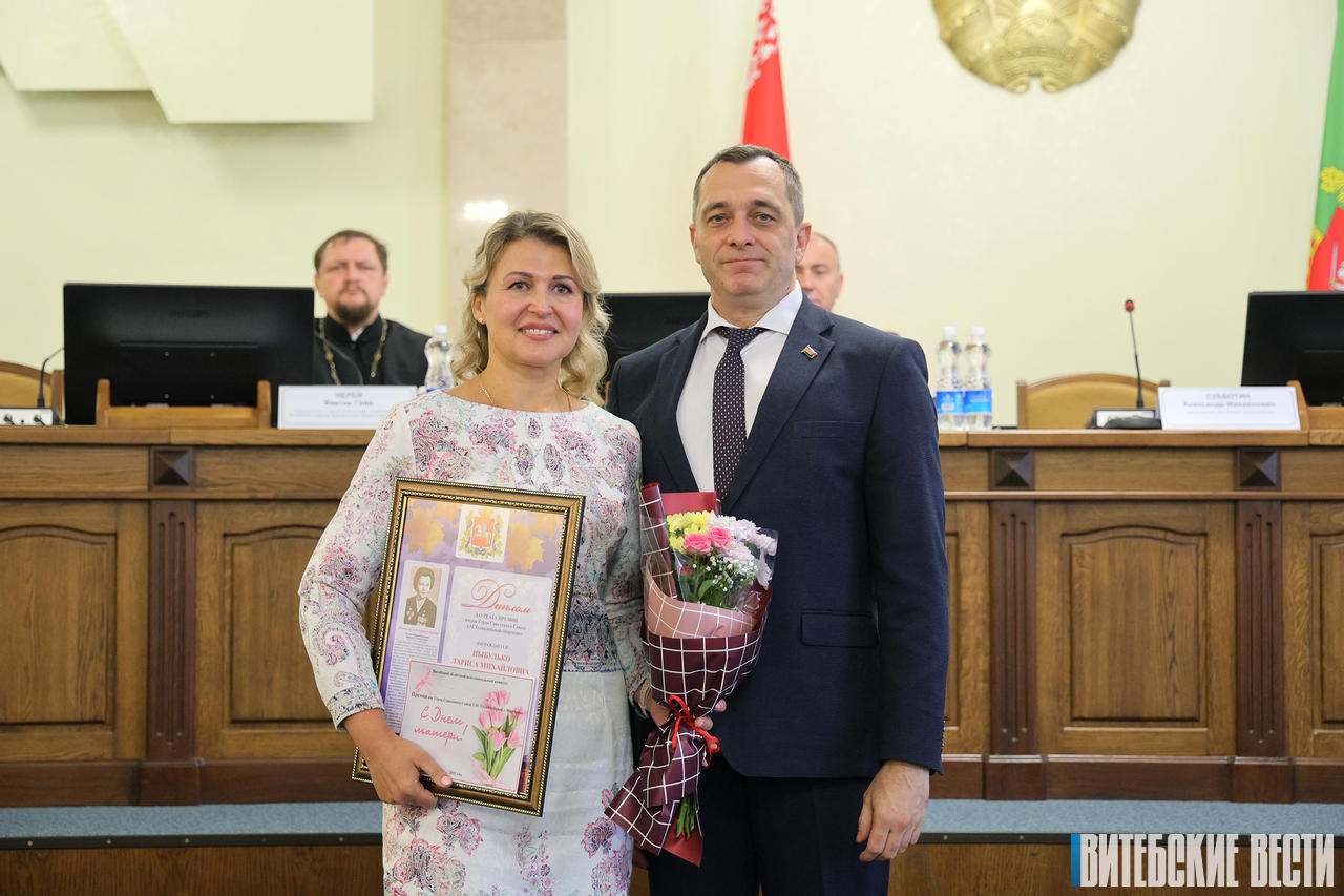 «Спасибо за ваше терпение и любовь!». Александр Субботин наградил женщин Витебской области в День матери