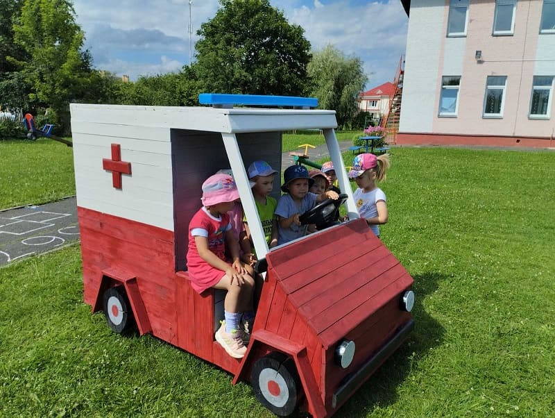 Родители благоустроили площадку в Осинтофском детском саду