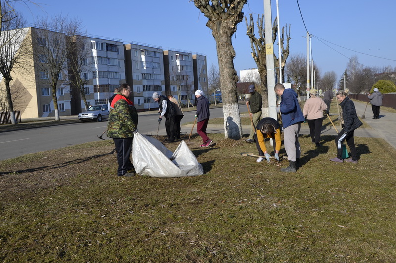 Посмотрим, как проходит субботник в Дубровно (фото)