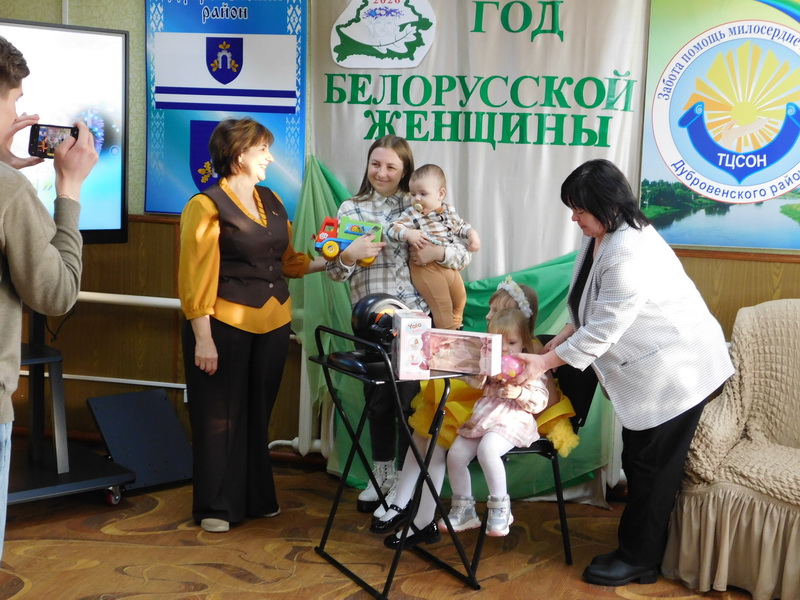 В продолжение мероприятий акций «Наши дети» и «От всей души» председатель Дубровенского Совета депутатов посетила Дубровенский ТЦСОН
